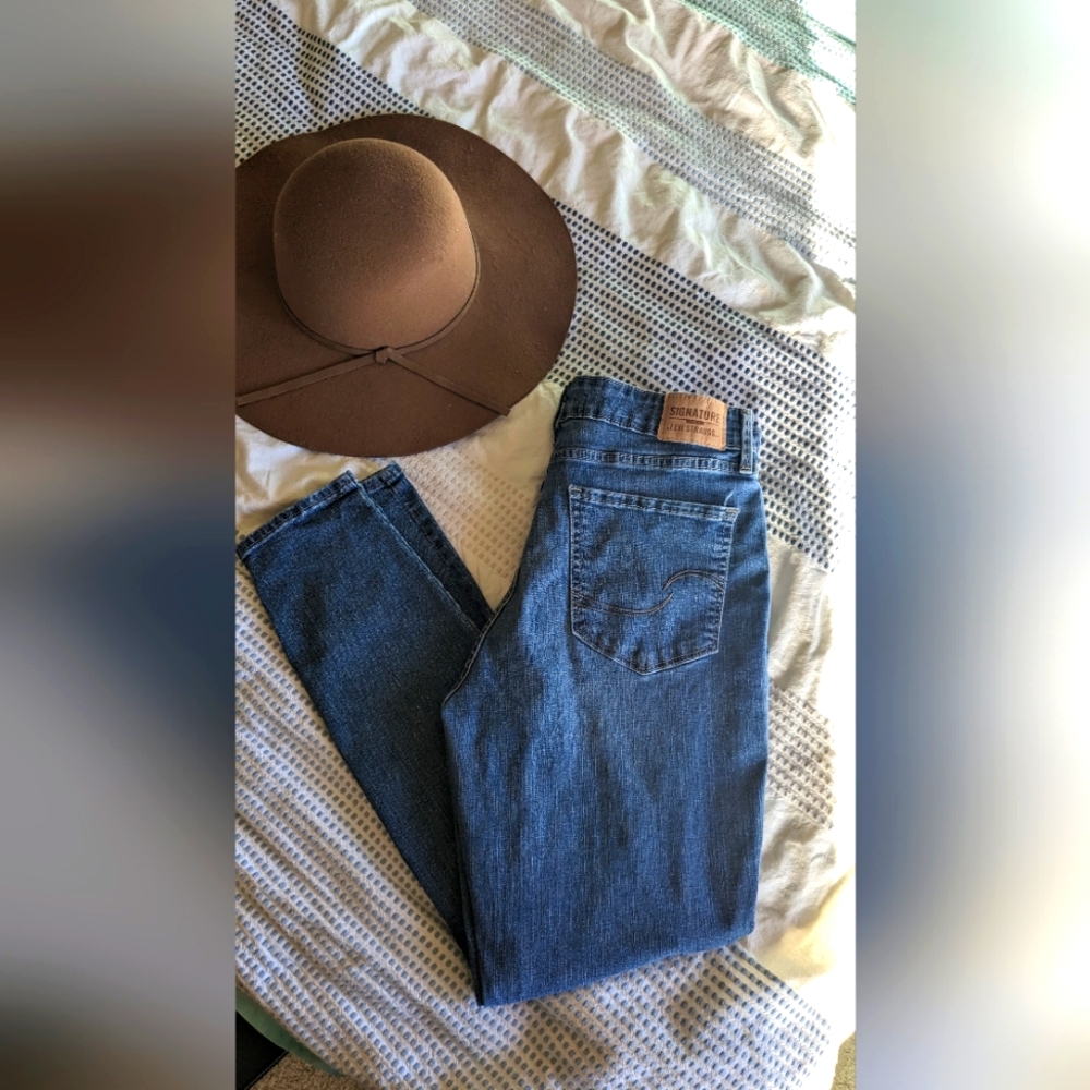 Levi's Women's blue jeans Size 12 - Signature series